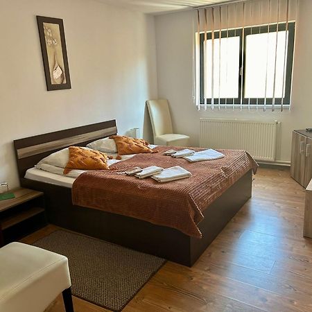Bed and Breakfast Aranykakas Etterem Es Panzio Sindominic Экстерьер фото