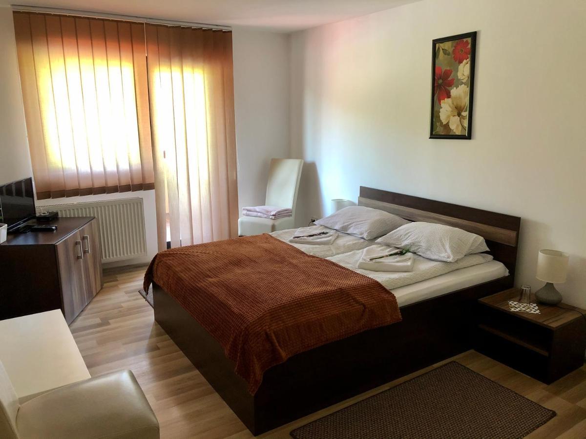Bed and Breakfast Aranykakas Etterem Es Panzio Sindominic Экстерьер фото