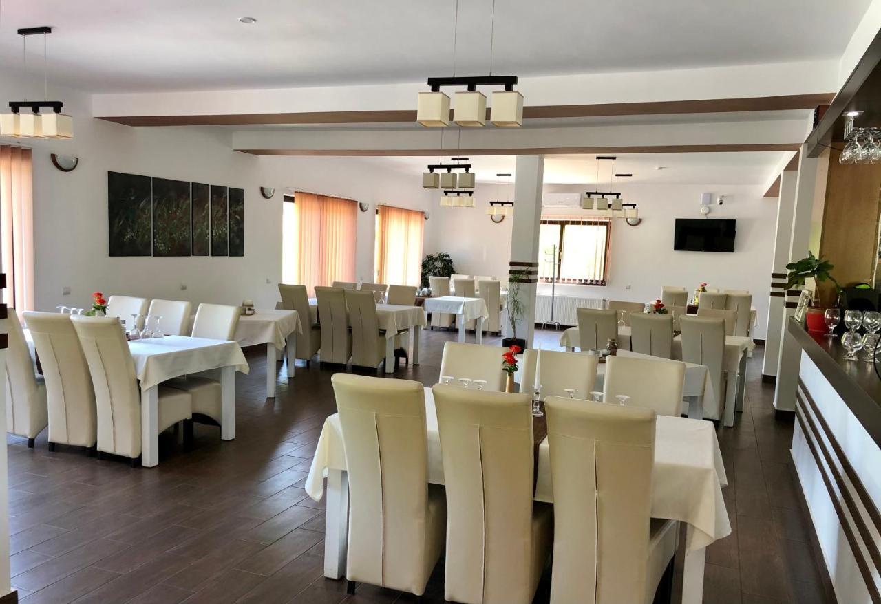 Bed and Breakfast Aranykakas Etterem Es Panzio Sindominic Экстерьер фото