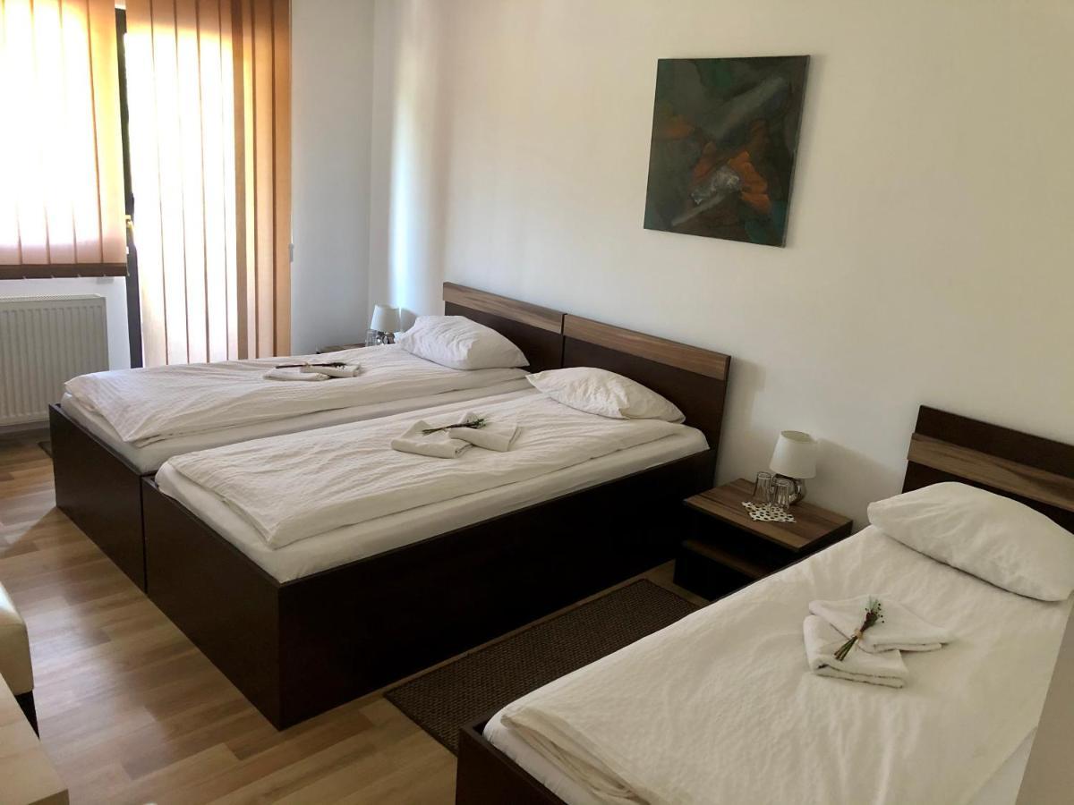 Bed and Breakfast Aranykakas Etterem Es Panzio Sindominic Экстерьер фото