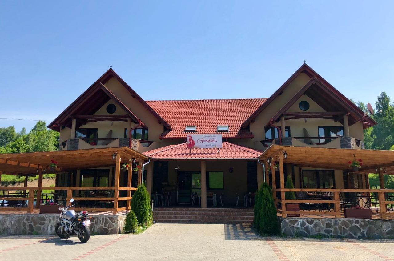 Bed and Breakfast Aranykakas Etterem Es Panzio Sindominic Экстерьер фото