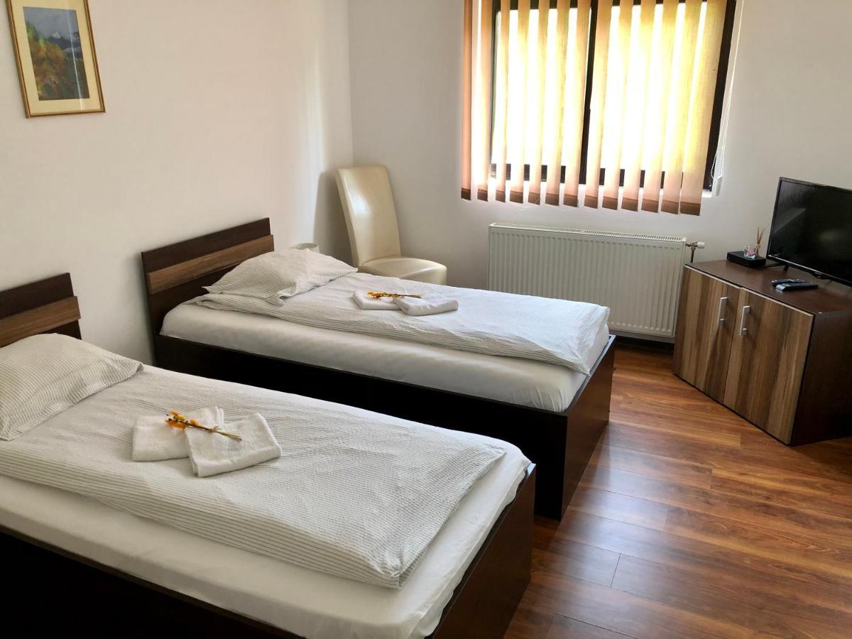 Bed and Breakfast Aranykakas Etterem Es Panzio Sindominic Экстерьер фото