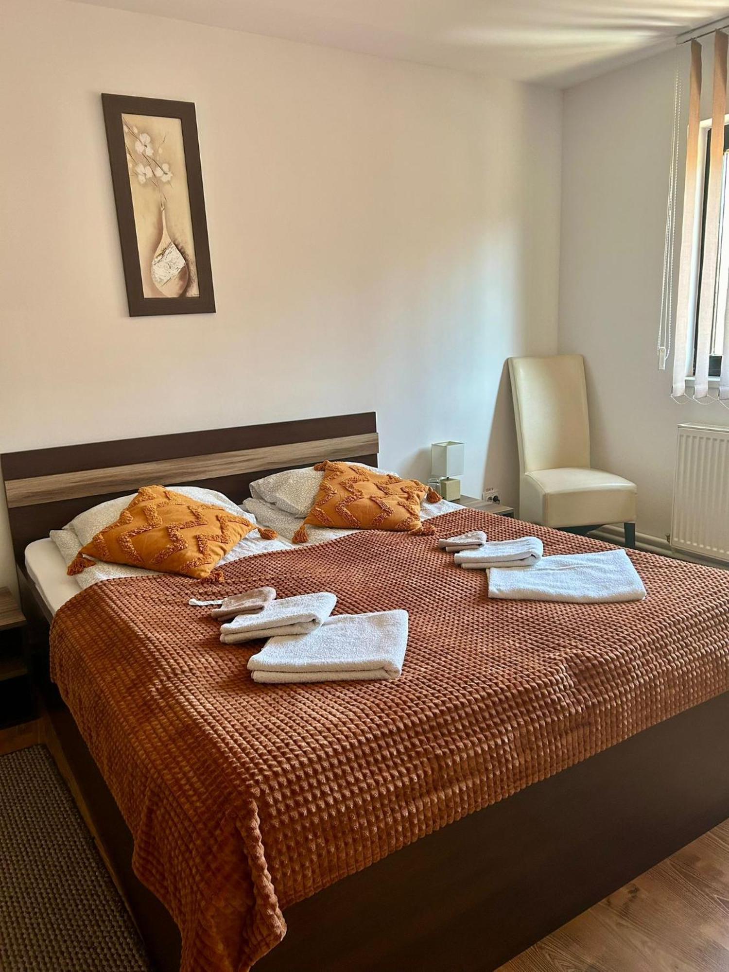 Bed and Breakfast Aranykakas Etterem Es Panzio Sindominic Экстерьер фото